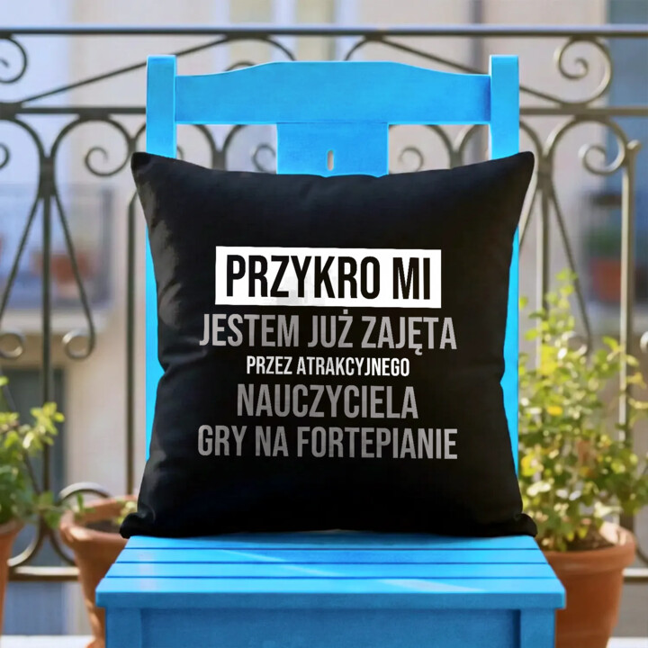 Przykro mi, jestem już zajęta przez atrakcyjnego nauczyciela gry na fortepianie - czarna poduszka na prezent