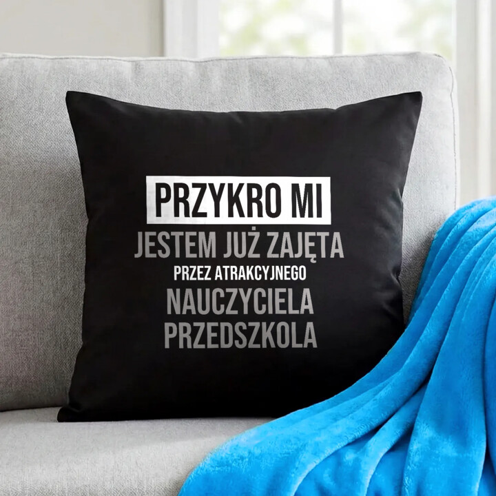 Przykro mi, jestem już zajęta przez atrakcyjnego nauczyciela przedszkola - czarna poduszka na prezent