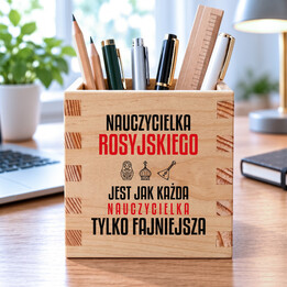 Nauczycielka rosyjskiego jest jak każda nauczycielka, tylko fajniejsza - drewniany organizer na prezent dla nauczycielki