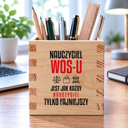 Nauczyciel WOS-u jest jak każdy nauczyciel, tylko fajniejszy - drewniany organizer na prezent dla nauczyciela