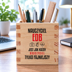 Nauczyciel EDB jest jak każdy nauczyciel, tylko fajniejszy - drewniany organizer na prezent dla nauczyciela