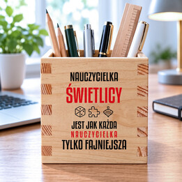 Nauczycielka świetlicy jest jak każda nauczycielka, tylko fajniejsza - drewniany organizer na prezent dla nauczycielki
