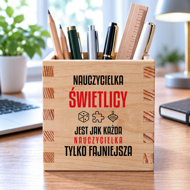 Nauczycielka świetlicy jest jak każda nauczycielka, tylko fajniejsza - drewniany organizer na prezent dla nauczycielki