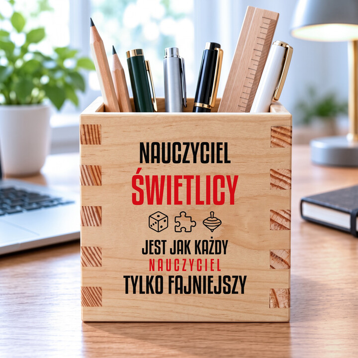 Nauczyciel świetlicy jest jak każdy nauczyciel, tylko fajniejszy - drewniany organizer na prezent dla nauczyciela