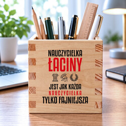 Nauczycielka łaciny jest jak każda nauczycielka, tylko fajniejsza - drewniany organizer na prezent dla nauczycielki