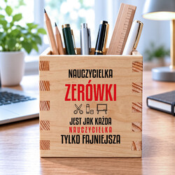 Nauczycielka zerówki jest jak każda nauczycielka, tylko fajniejsza - drewniany organizer na prezent dla nauczycielki