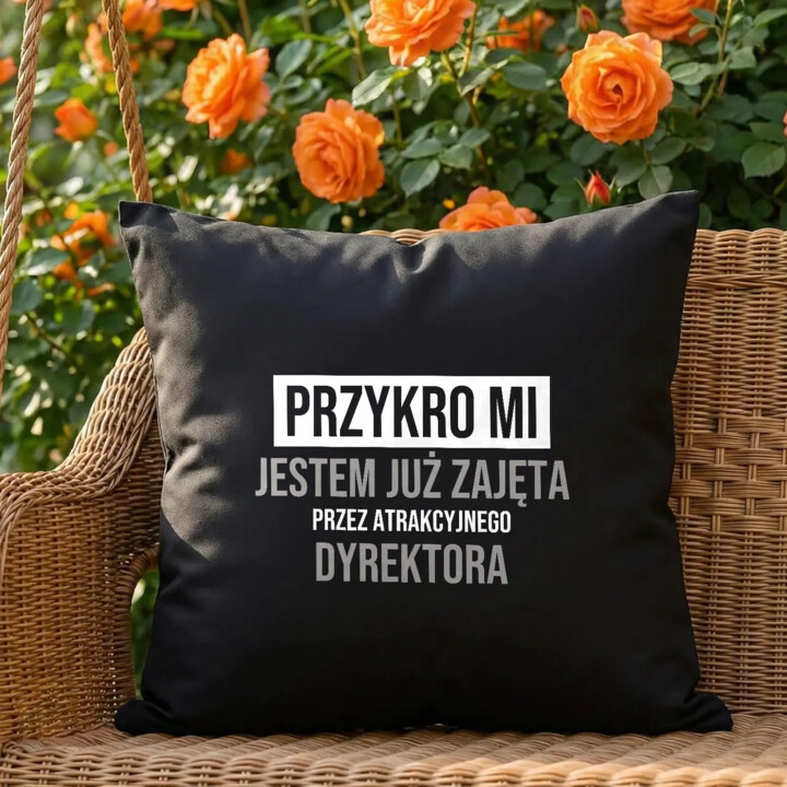 Przykro mi, jestem już zajęta przez atrakcyjnego dyrektora - czarna poduszka na prezent