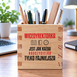 Wicedyrektorka jest jak każda nauczycielka, tylko fajniejsza - drewniany organizer na prezent dla nauczycielki