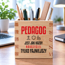 Pedagog jest jak każdy nauczyciel, tylko fajniejszy - drewniany organizer na prezent dla nauczyciela