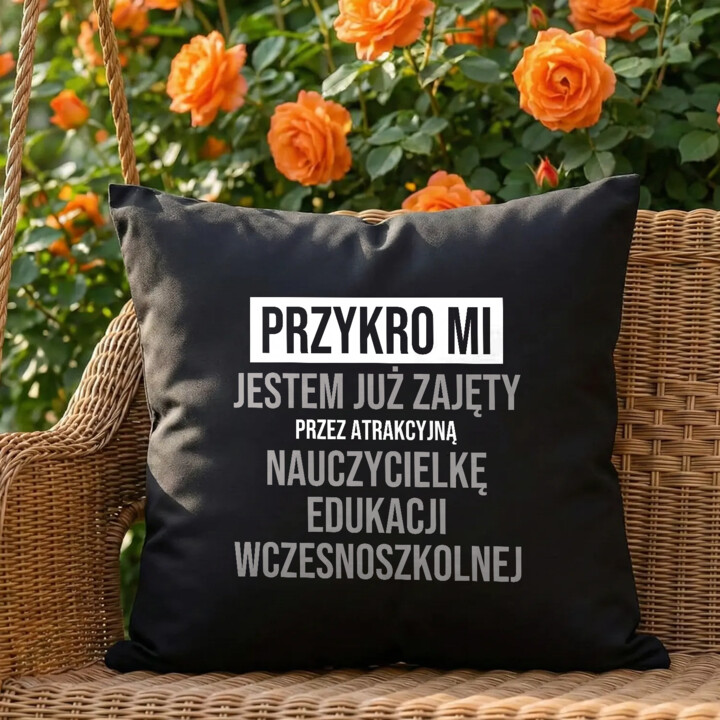Przykro mi, jestem już zajęty przez atrakcyjną nauczycielkę edukacji wczesnoszkolnej - czarna poduszka na prezent