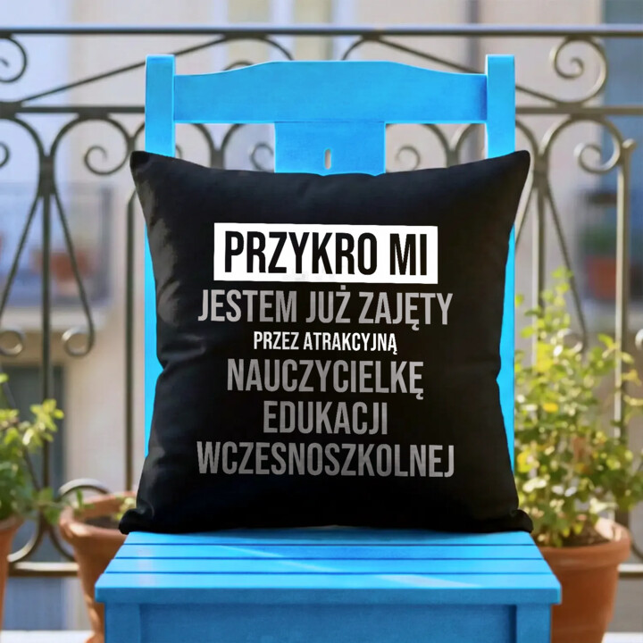 Przykro mi, jestem już zajęty przez atrakcyjną nauczycielkę edukacji wczesnoszkolnej - czarna poduszka na prezent