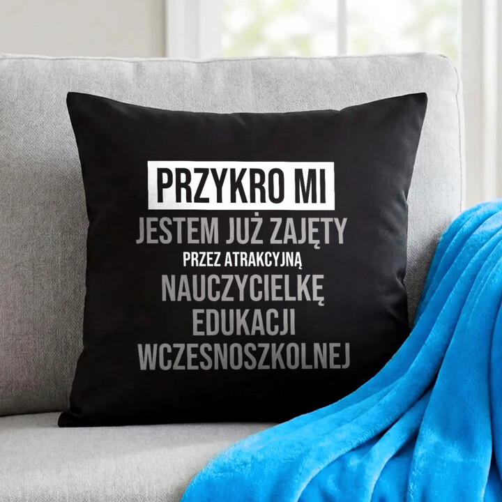 Przykro mi, jestem już zajęty przez atrakcyjną nauczycielkę edukacji wczesnoszkolnej - czarna poduszka na prezent