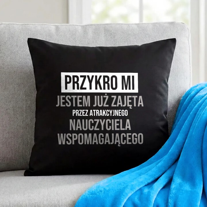 Przykro mi, jestem już zajęta przez atrakcyjnego nauczyciela wspomagającego - czarna poduszka na prezent