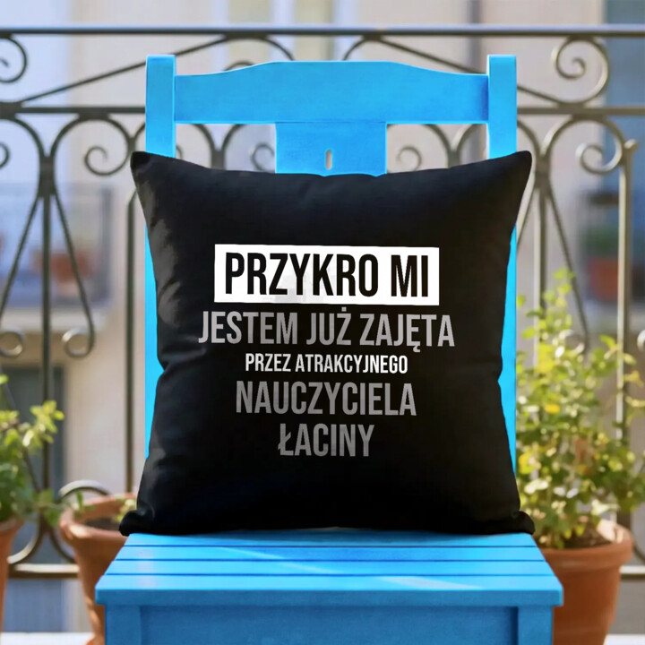 Przykro mi, jestem już zajęta przez atrakcyjnego nauczyciela łaciny - czarna poduszka na prezent