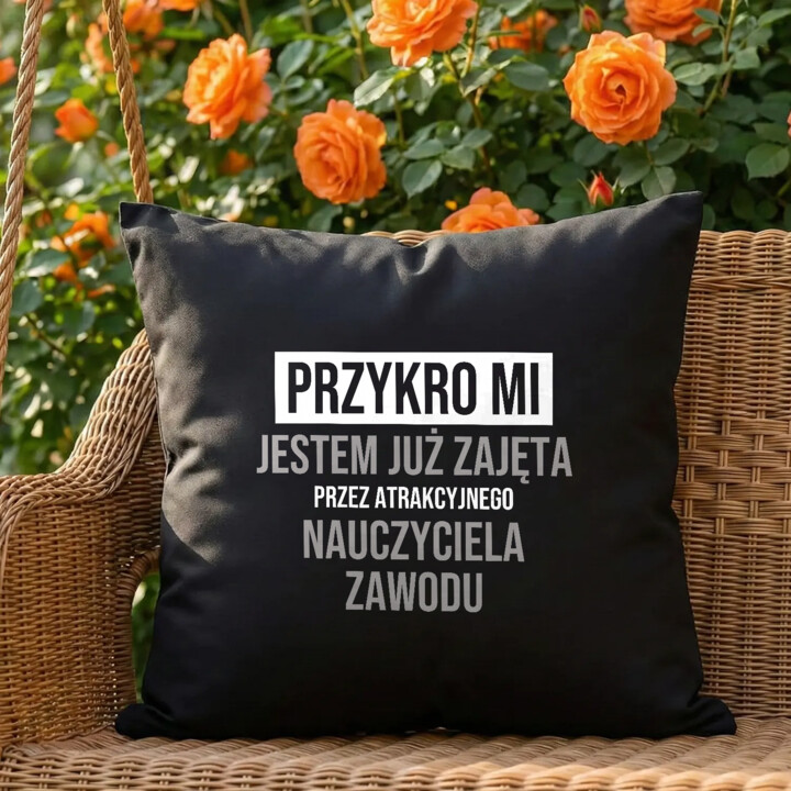 Przykro mi, jestem już zajęta przez atrakcyjnego nauczyciela zawodu - czarna poduszka na prezent