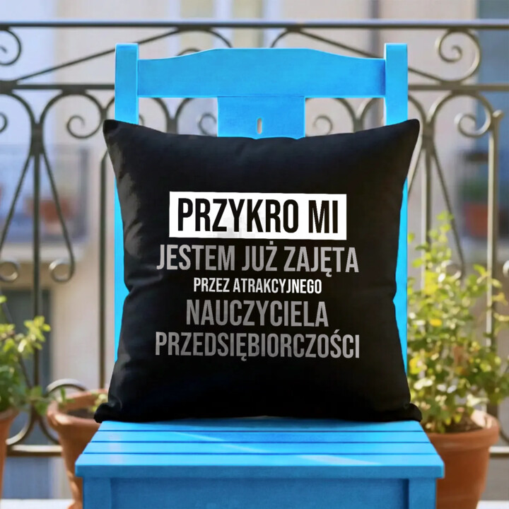 Przykro mi, jestem już zajęta przez atrakcyjnego nauczyciela przedsiębiorczości - czarna poduszka na prezent