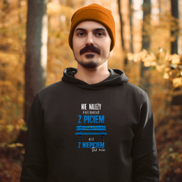 Nie należy przesadzać z piciem, ale z niepiciem też nie - męska bluza na prezent dla fanów serialu Ranczo