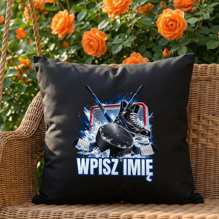 Hokej (imię) - krążek, kije i łyżwa - czarna poduszka na prezent - produkt personalizowany
