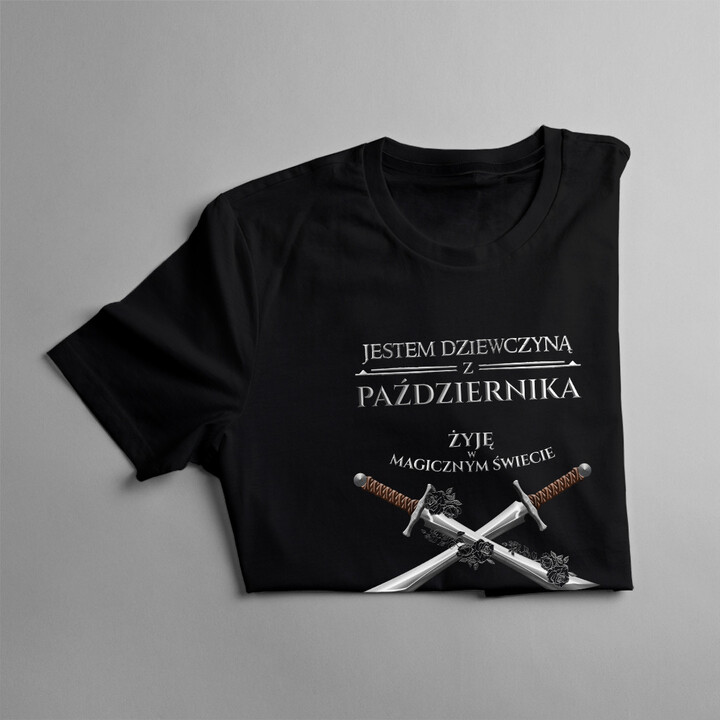 Jestem dziewczyną z października - żyję w magicznym świecie - damska koszulka z nadrukiem