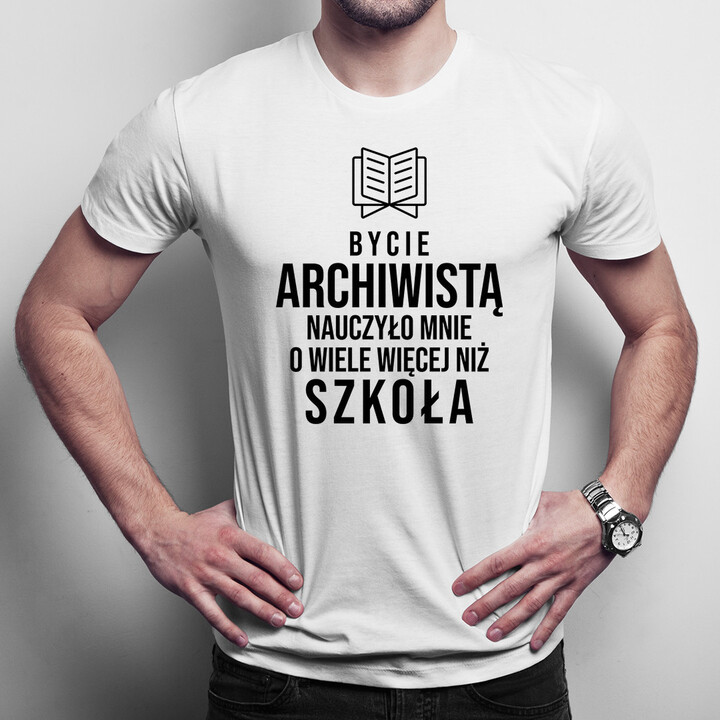 Bycie archiwistą nauczyło mnie o wiele więcej niż szkoła - męska koszulka z nadrukiem