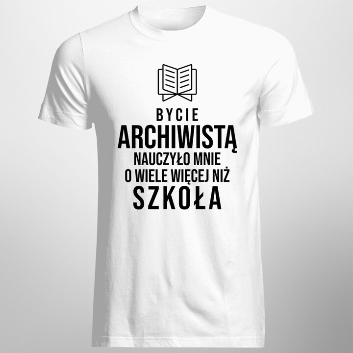 Bycie archiwistą nauczyło mnie o wiele więcej niż szkoła - męska koszulka z nadrukiem