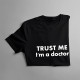 TRUST ME I'm a doctor - damska koszulka z nadrukiem