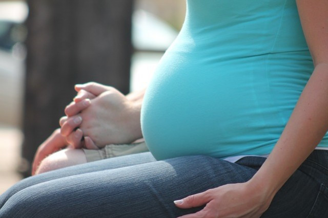 Koszulki ciążowe z nadrukiem - doskonały prezent dla przyszłej mamy