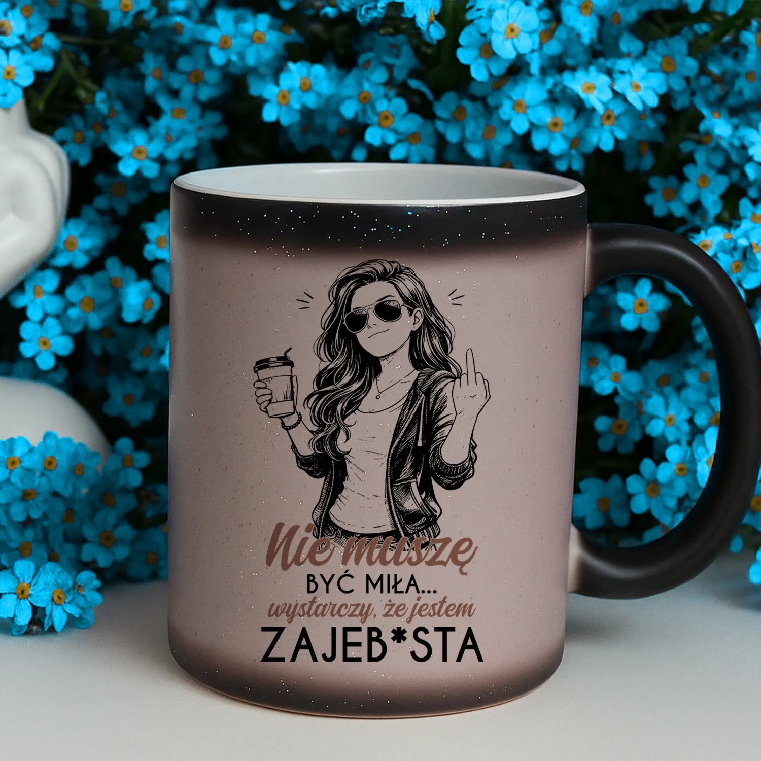 Nie muszę być miła... wystarczy, że jestem zajeb*sta - magiczny kubek z brokatem na prezent