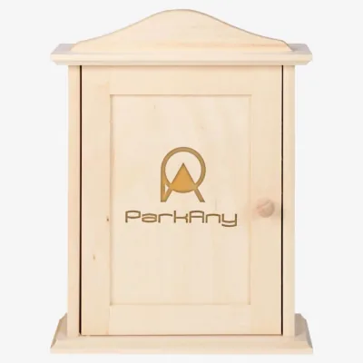 Drewniana szafka z grawerowanym logo ParkAny