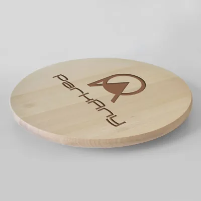 Okrągła drewniana taca z grawerem logo