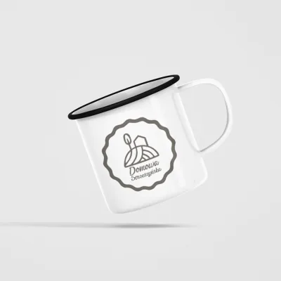 Biały kubek emaliowany z czarnym nadrukiem logo