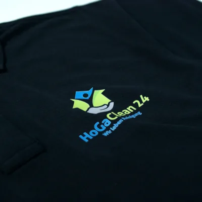Czarna koszulka polo z kolorowym logo HoGa Clean 24