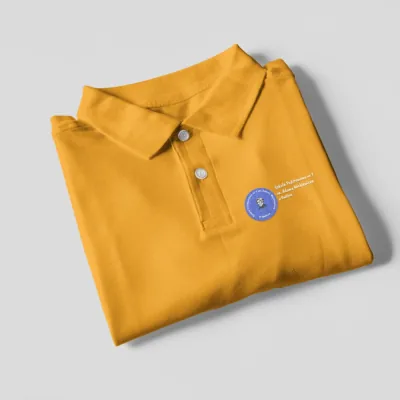 Żółta koszulka polo z małym logo na piersi