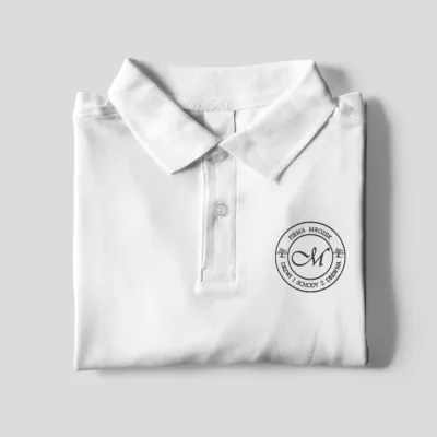 Biała koszulka polo z okrągłym logo firmy Mrozek