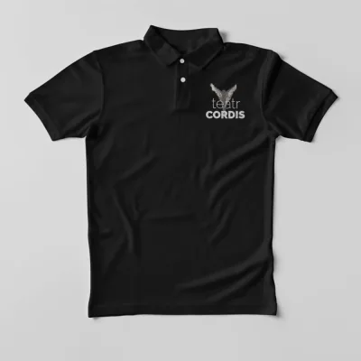Czarna koszulka polo z logo na piersi