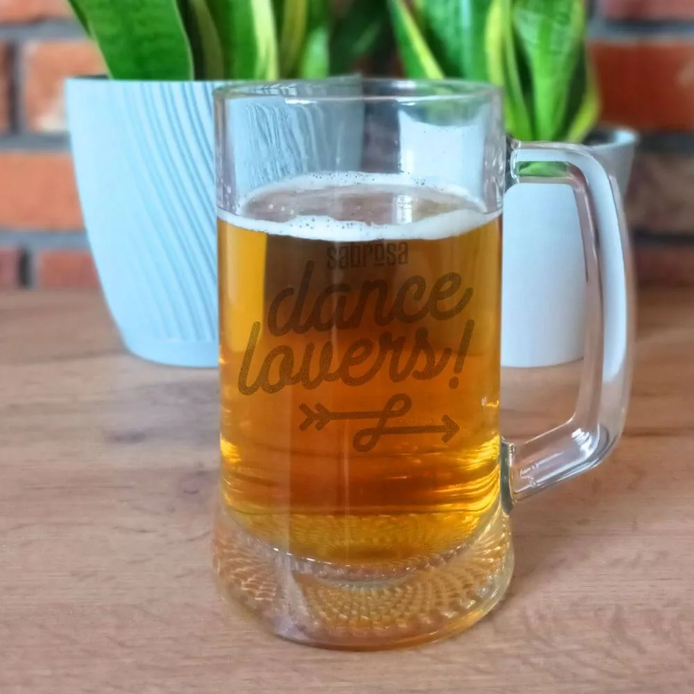 Grawerowane szklane karafki: elegancki akcent na każdym stole